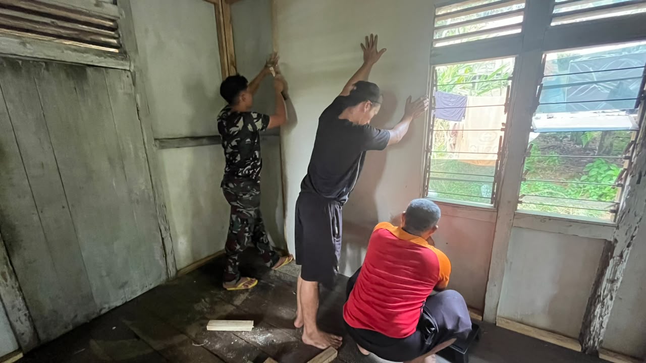Bersama Membangun Kebersamaan, Satgas TMMD ke-130 Kodim 1210/Landak Membangun RTLH Ibu Rifin