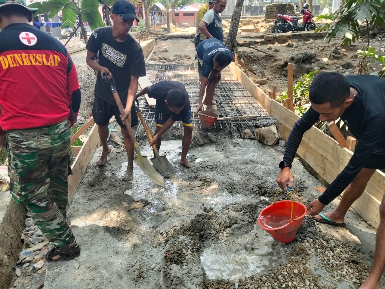 Masuki Tahap Pengecoran, Satgas TMMD ke-130 Kodim 1504/Ambon Lanjutkan Pembangunan Rabat Beton Jalan di Dusun Seri