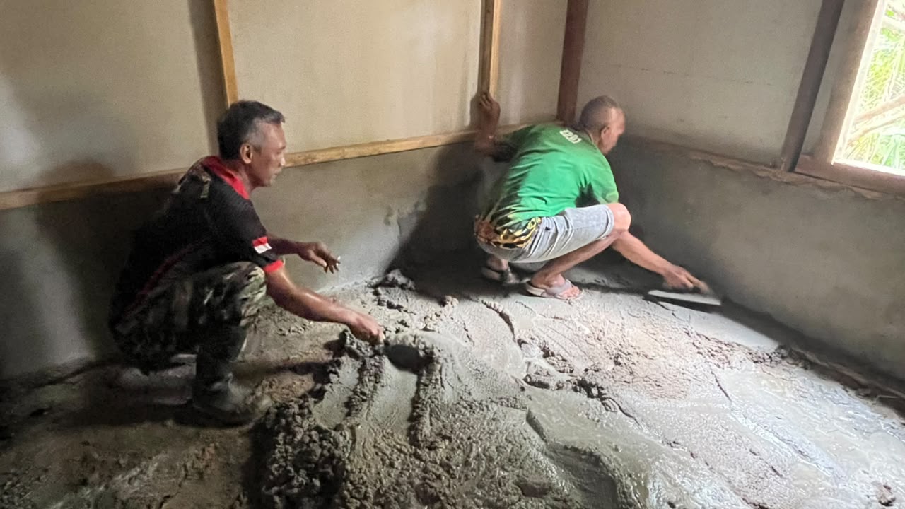 Kolaborasi Satgas TMMD Landak Percepat Pembangunan Lantai Rumah Ibu Soanim