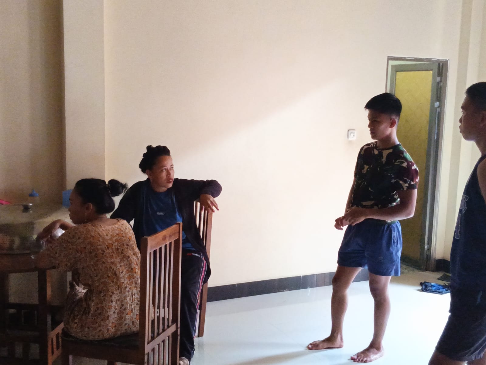 Keterikatan Prajurit TMMD dan Warga Ditunjukkan melalui Kasih Ibu Halimah Keterikatan Prajurit TMMD dan Warga Ditunjukkan melalui Kasih Ibu Halimah