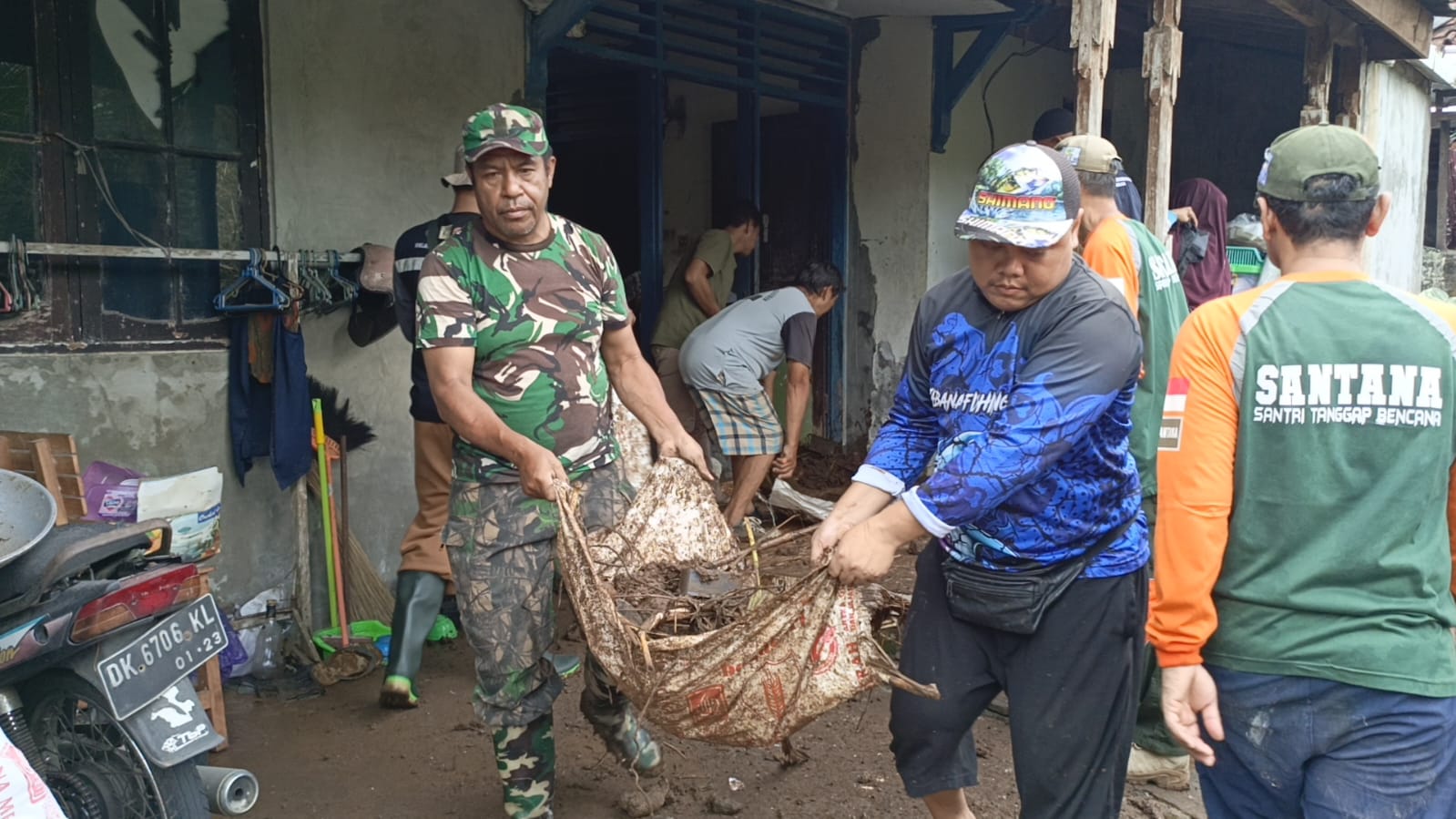 Kepedulian TNI dan Komunitas Bersihkan Area Terkena Longsor di Tabanan