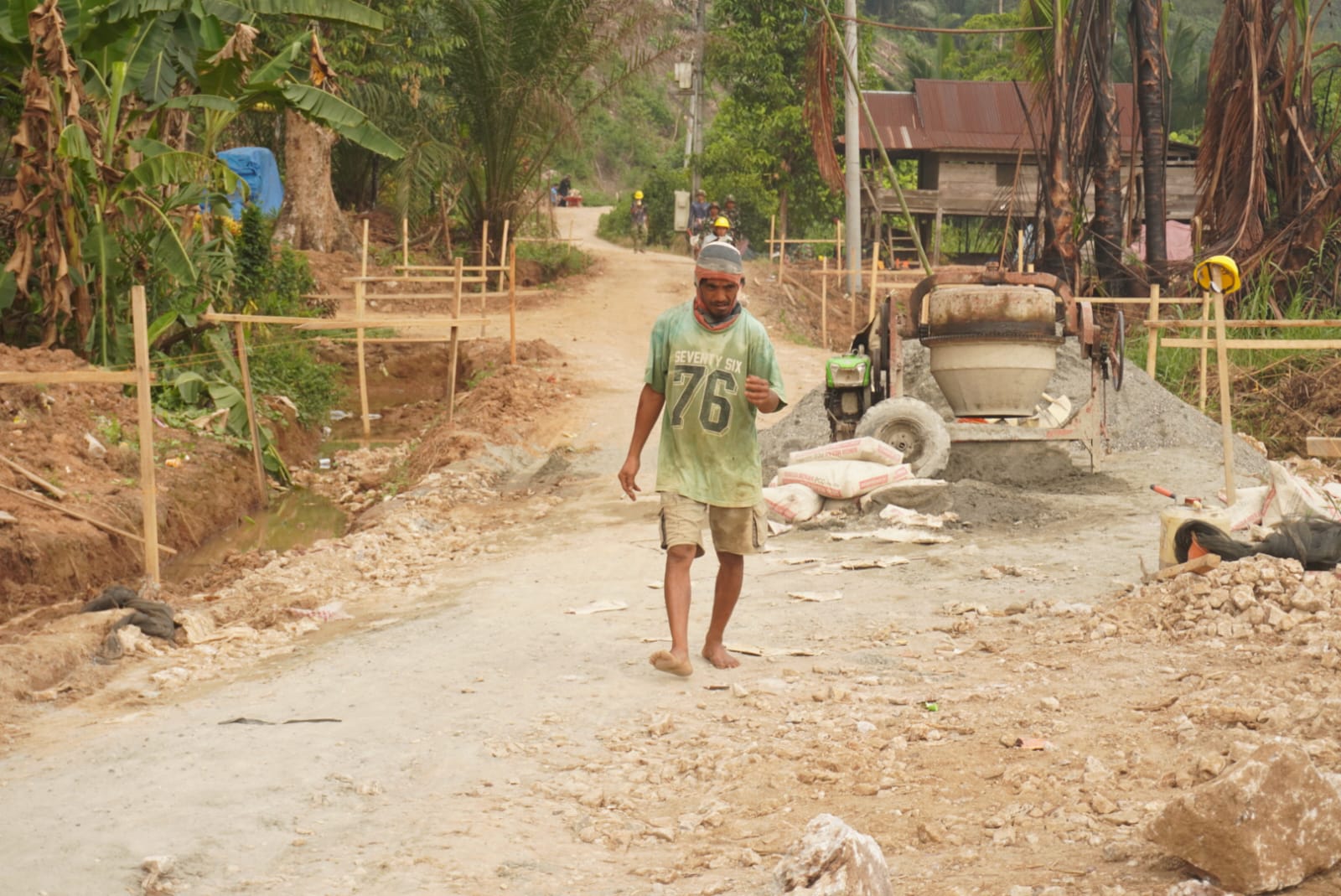 Petani Kakao Rande-Rande Sambut Harapan Melalui Pembangunan Jalan TMMD