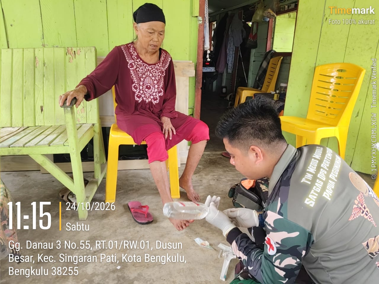 Kepedulian Satgas TMMD ke-130: Pertolongan Pertama untuk Warga Terluka
