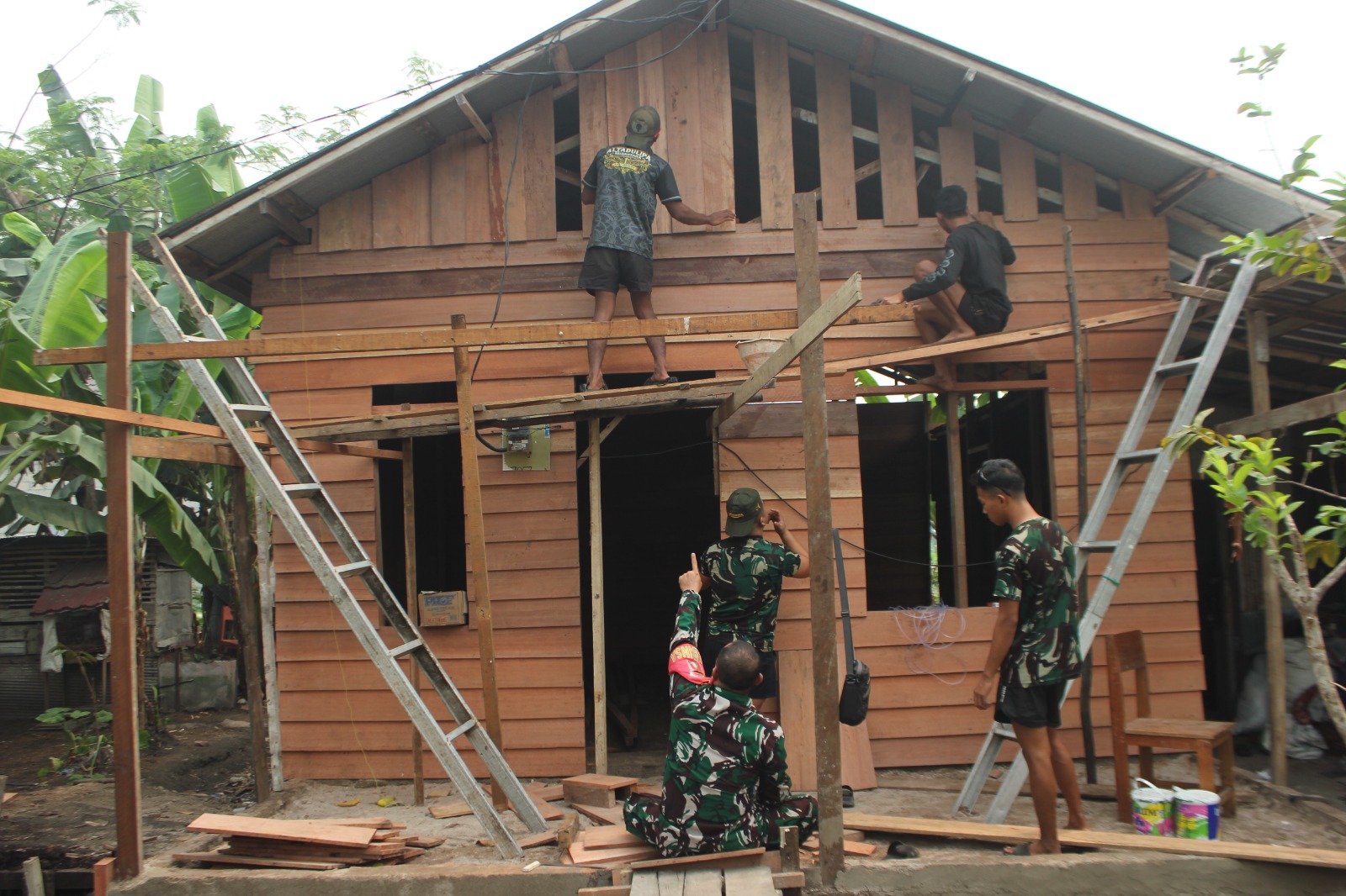 Kolaborasi Warga dan TNI dalam Rehab Rumah Tidak Layak Huni
