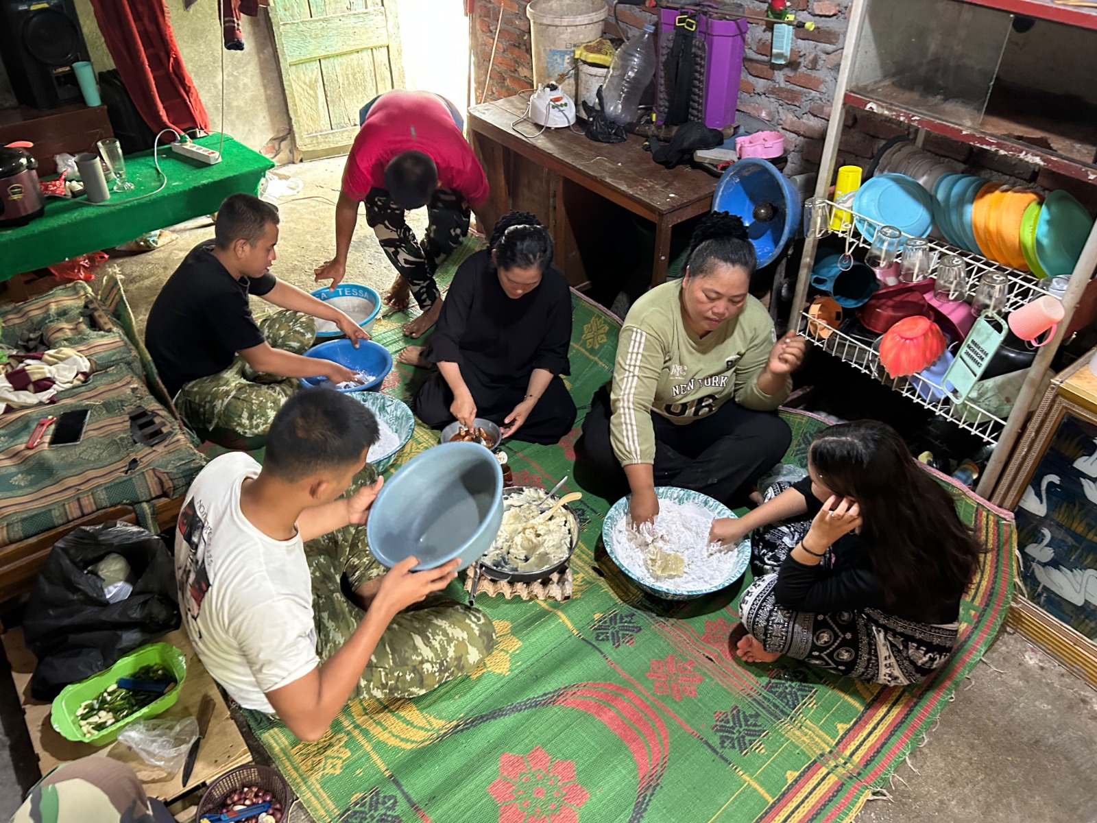 Keceriaan Bersama, Satgas TMMD ke-130 Kodim 0407/Bengkulu Berkreasi Membuat Kue Keceriaan Bersama, Satgas TMMD ke-130 Kodim 0407/Bengkulu Berkreasi Membuat Kue