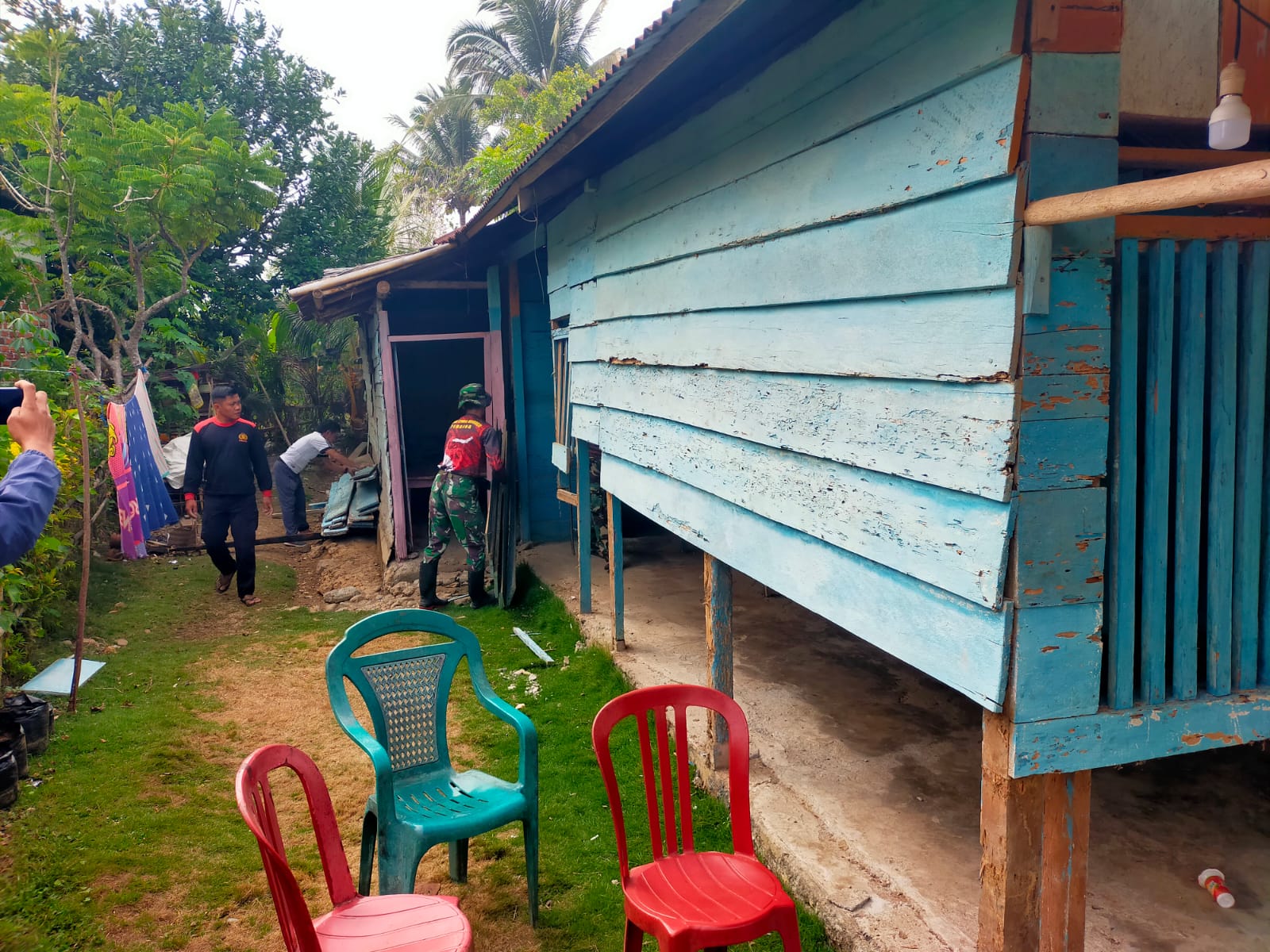 Rehabilitasi Rumah Ibu Minya Tarante oleh Satgas TMMD 130