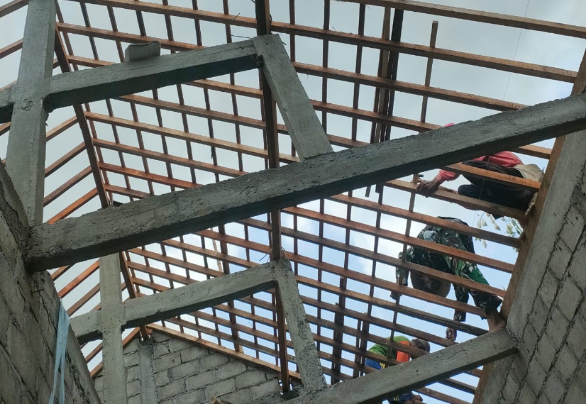 Persiapan Pemasangan Atap Rumah Bu Muji oleh Satgas TMMD ke-130