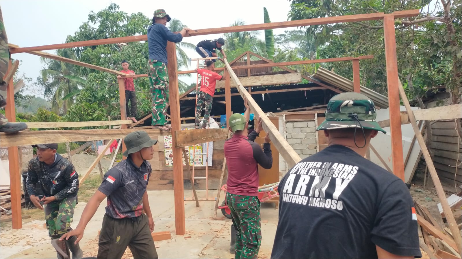 Wujud Kepedulian kepada Warga, Satgas TMMD 130 Kerjakan Rangka Atap RTLH Arianto Atan