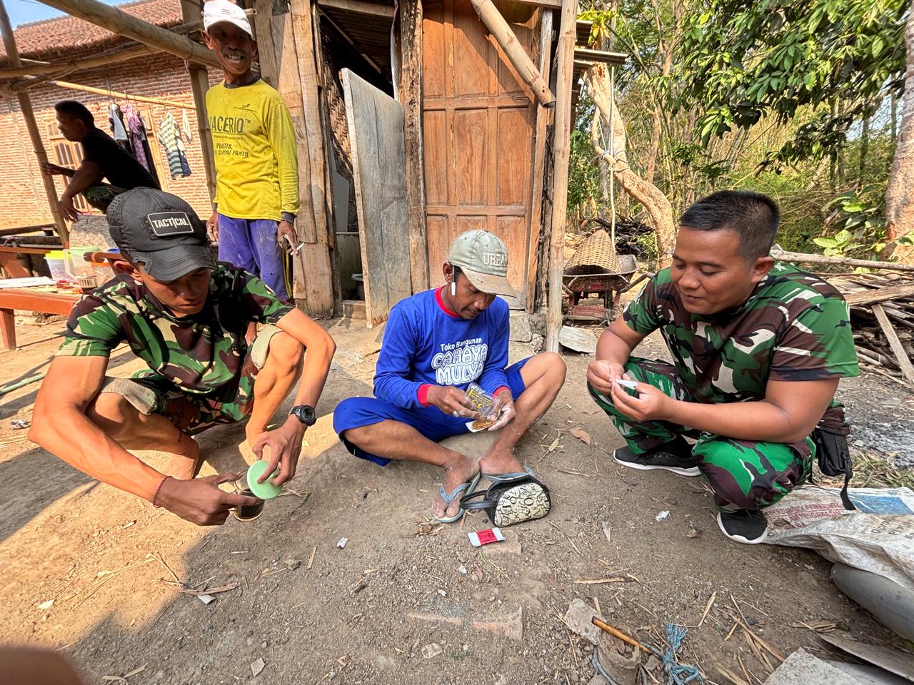 Satgas TMMD ke-130 Kodim Tulungagung Terlibat dalam Kegiatan Menggulung Tembakau Bersama Warga