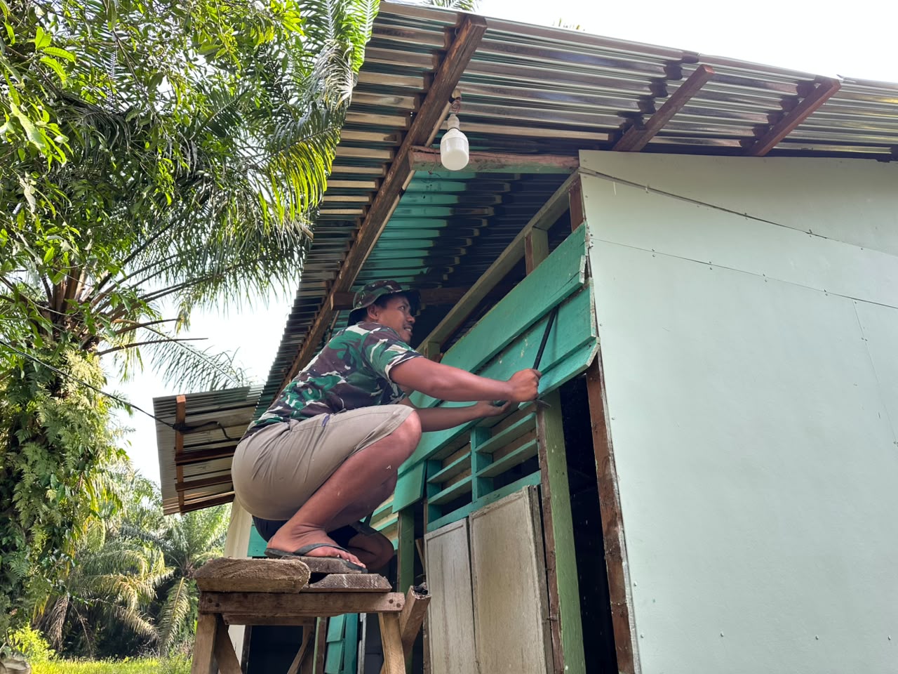 Satgas TMMD ke-130 Benahi Rumah Edi Harahap, Kusen Lapuk Mulai Diganti