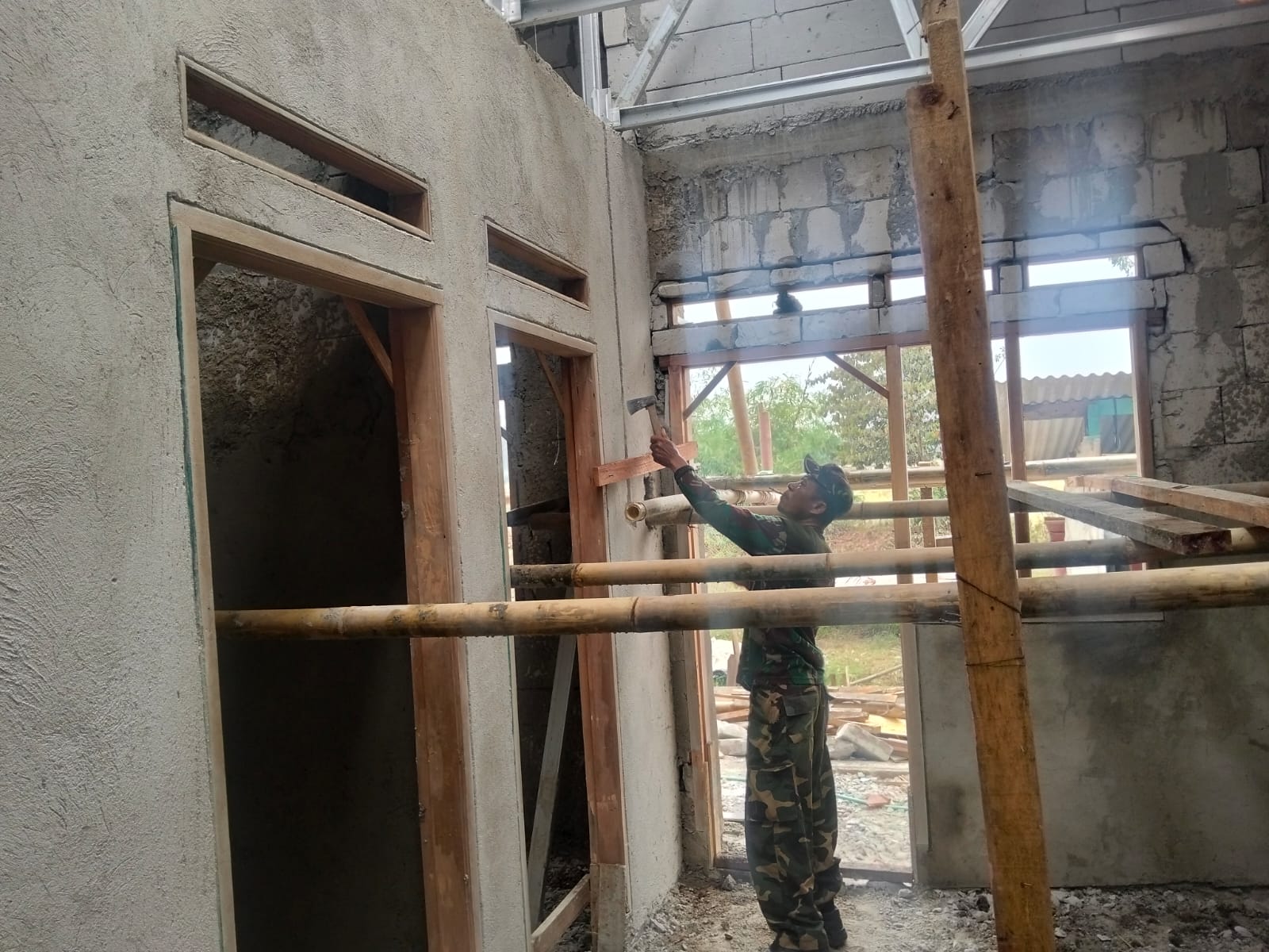 Sinergi TNI dan Masyarakat dalam Proyek Pembangunan Rumah