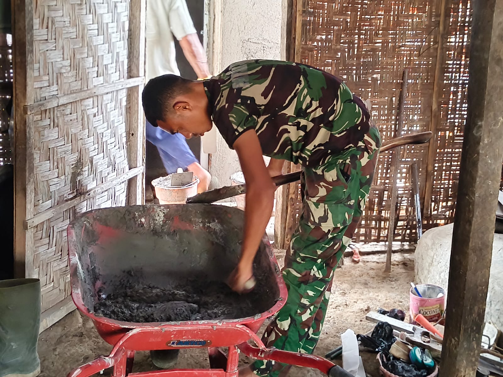 Dukungan Satgas TMMD Wujudkan Jamban Sehat untuk Warga Desa Pojok