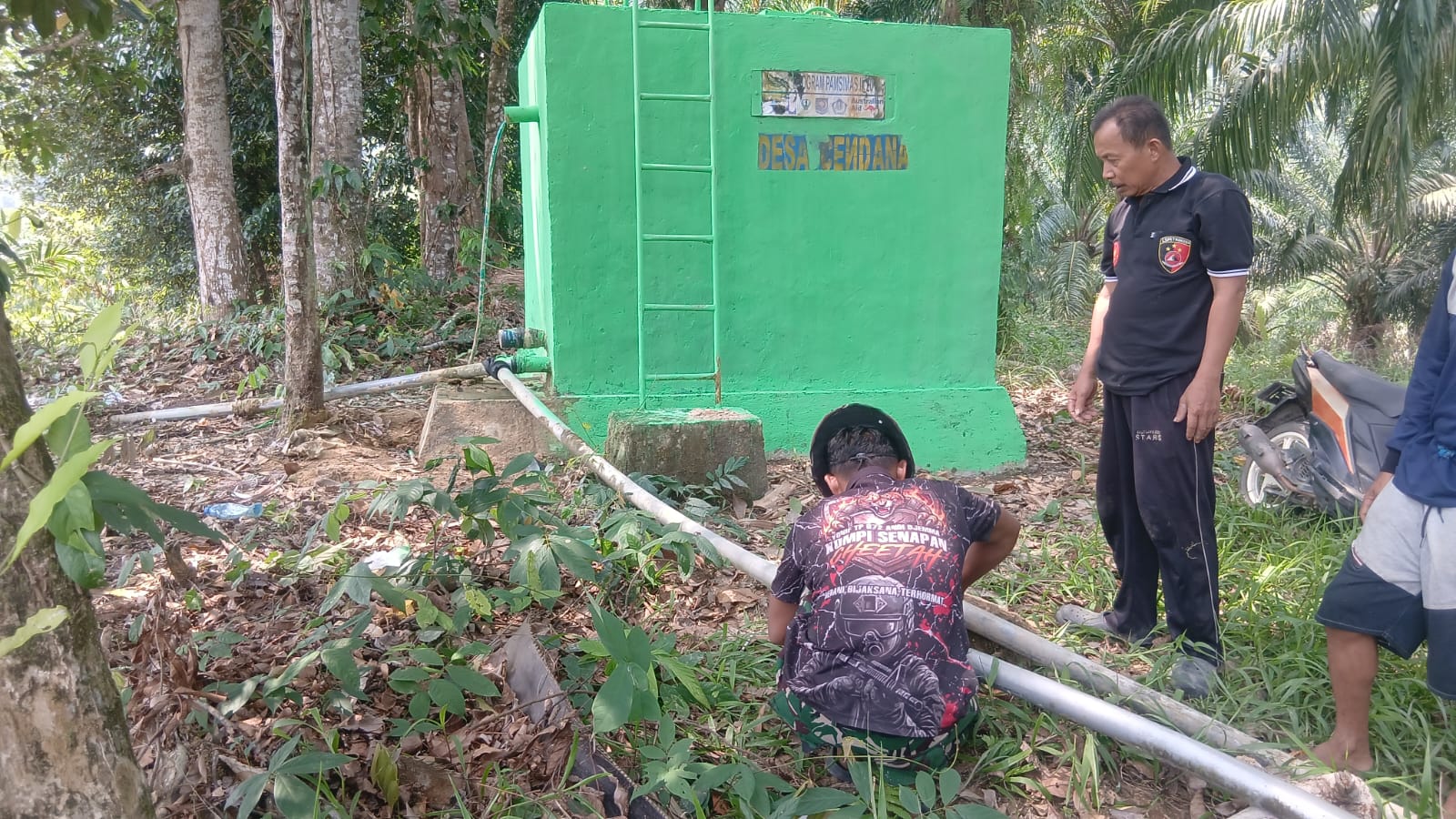TNI Bantu Masyarakat dengan Pipa Air Bersih di Masjid Cendana