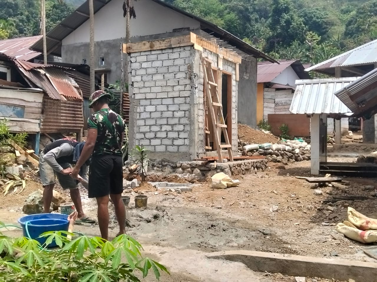 Persiapkan Adukan Semen, Satgas TMMD ke-130 Kodim 1504/Ambon Lanjutkan Pembangunan MCK di Dusun Seri