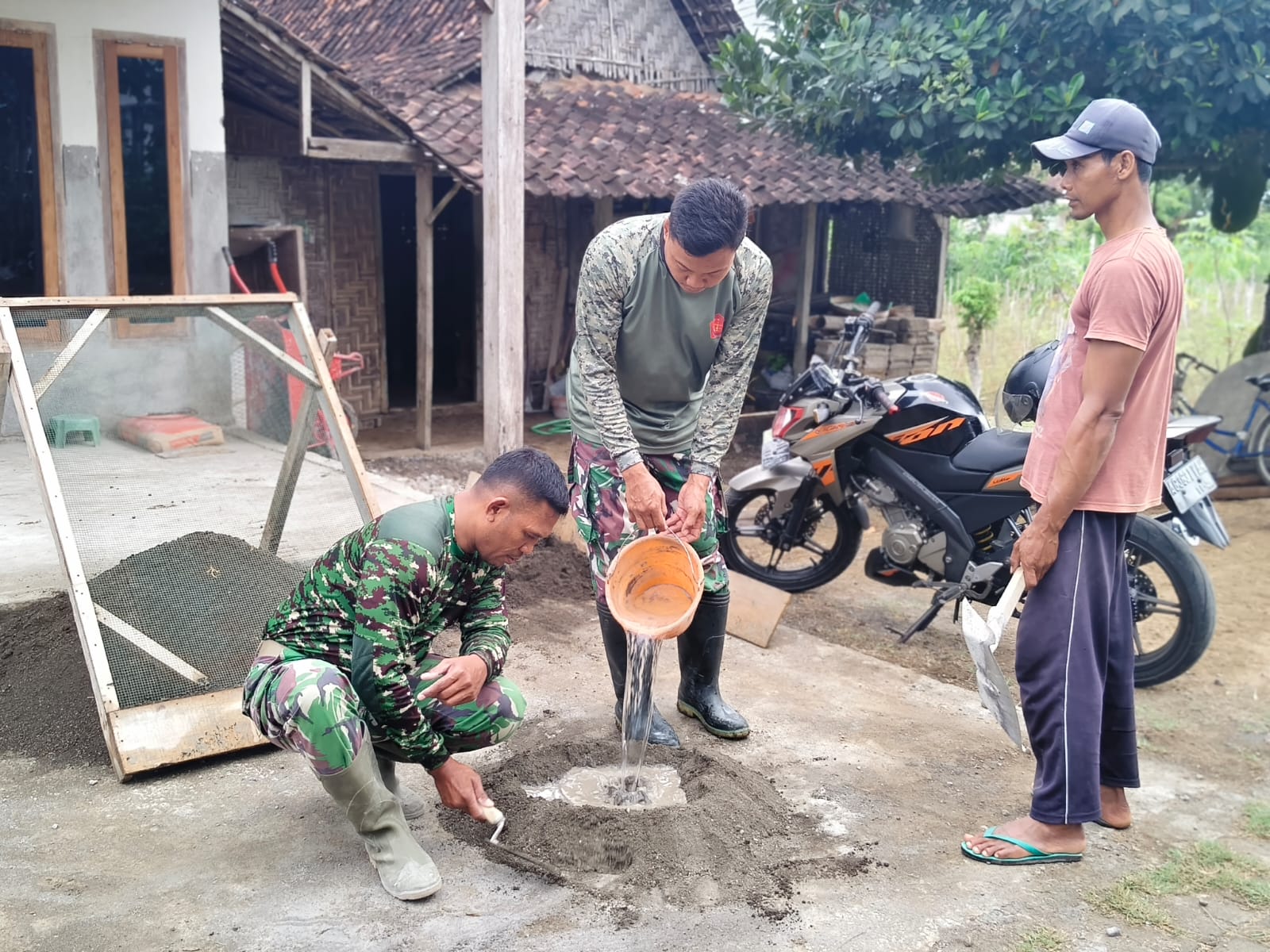 Satgas TMMD ke-130 Selesaikan Jamban Mbah Waqilah dengan Pengecatan Kreatif Satgas TMMD ke-130 Selesaikan Jamban Mbah Waqilah dengan Pengecatan Kreatif