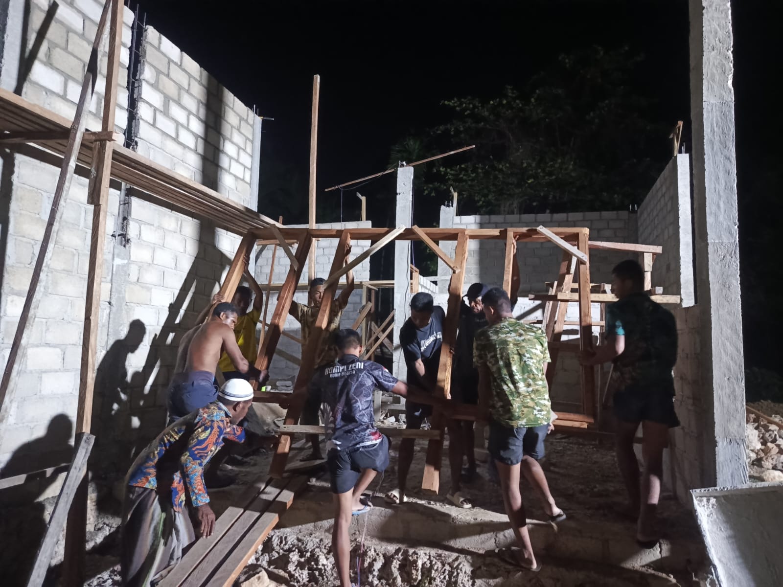 Tak Kenal Waktu, Satgas TMMD ke-130 Kodim 1512/Weda Kebut Pembangunan RTLH di Malam Hari