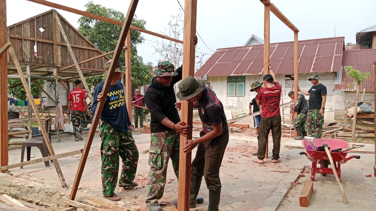 Satgas TMMD Kodim 1307/Poso Perbaiki Rumah Warga untuk Kesejahteraan Masyarakat