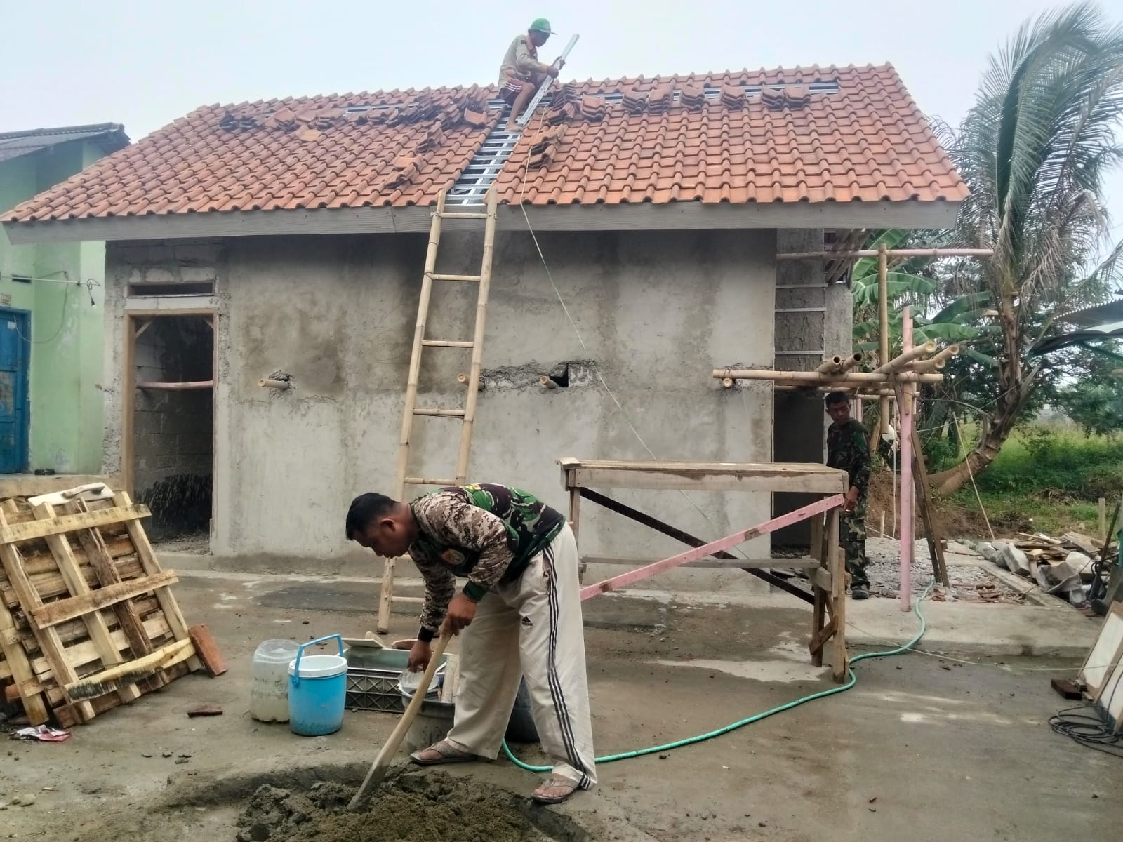 Kerja Keras Bersama Wujudkan RTLH Ibu Sukesti dalam Program TMMD Ke-130