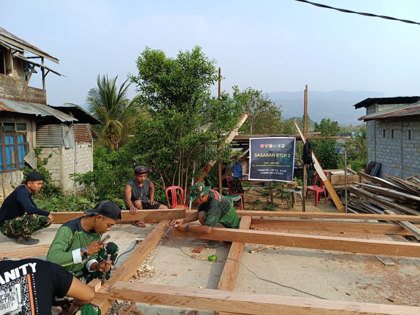 Kompak dan Penuh Semangat, Anggota Satgas TMMD ke-130 Kodim 1307/Poso Rakit Kayu Kerangka Atap RTLH Sasaran 2