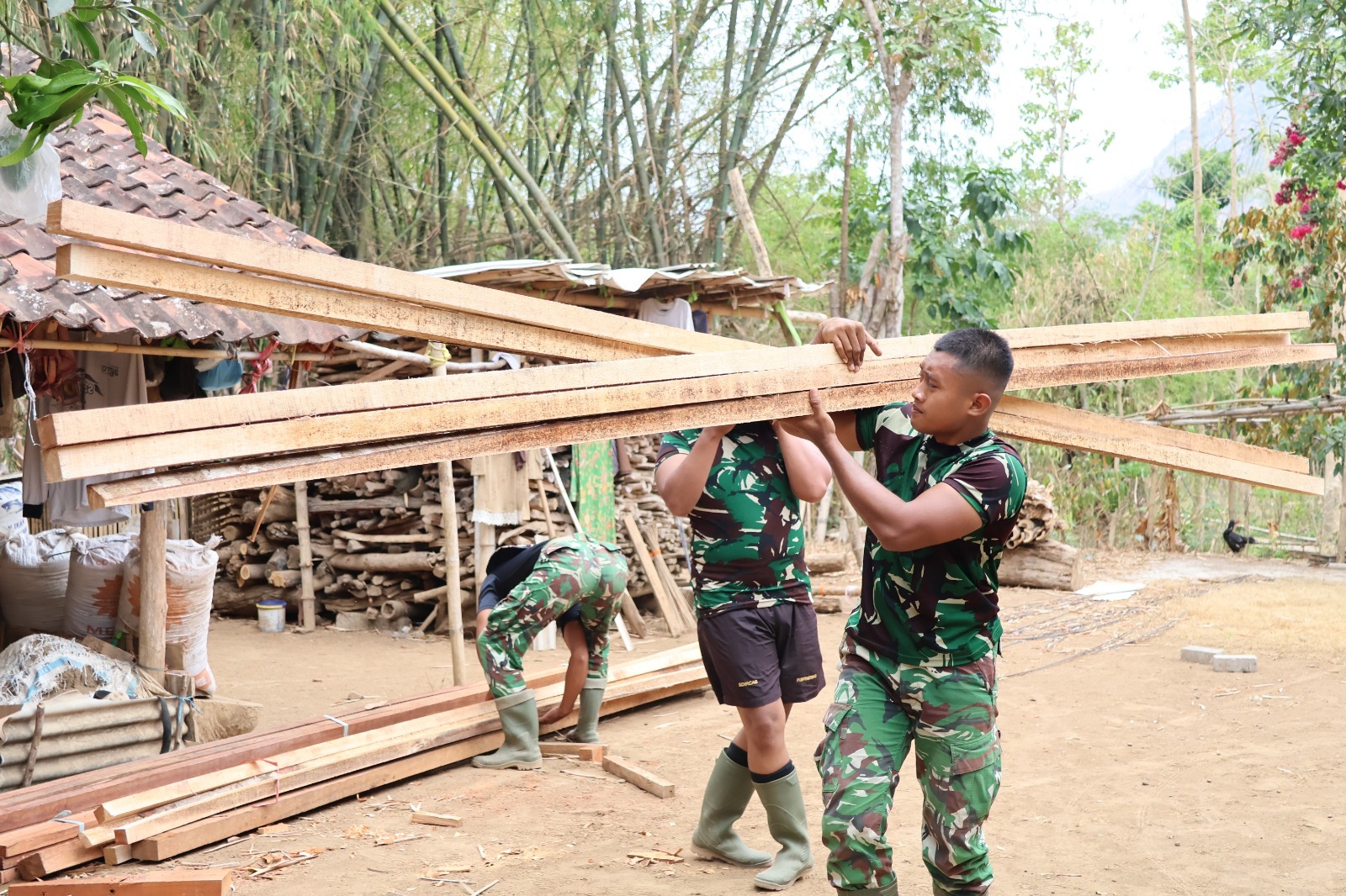 TNI dan Warga Kompak Pasang Kuda-Kuda Atap RTLH Mbah Waqilah