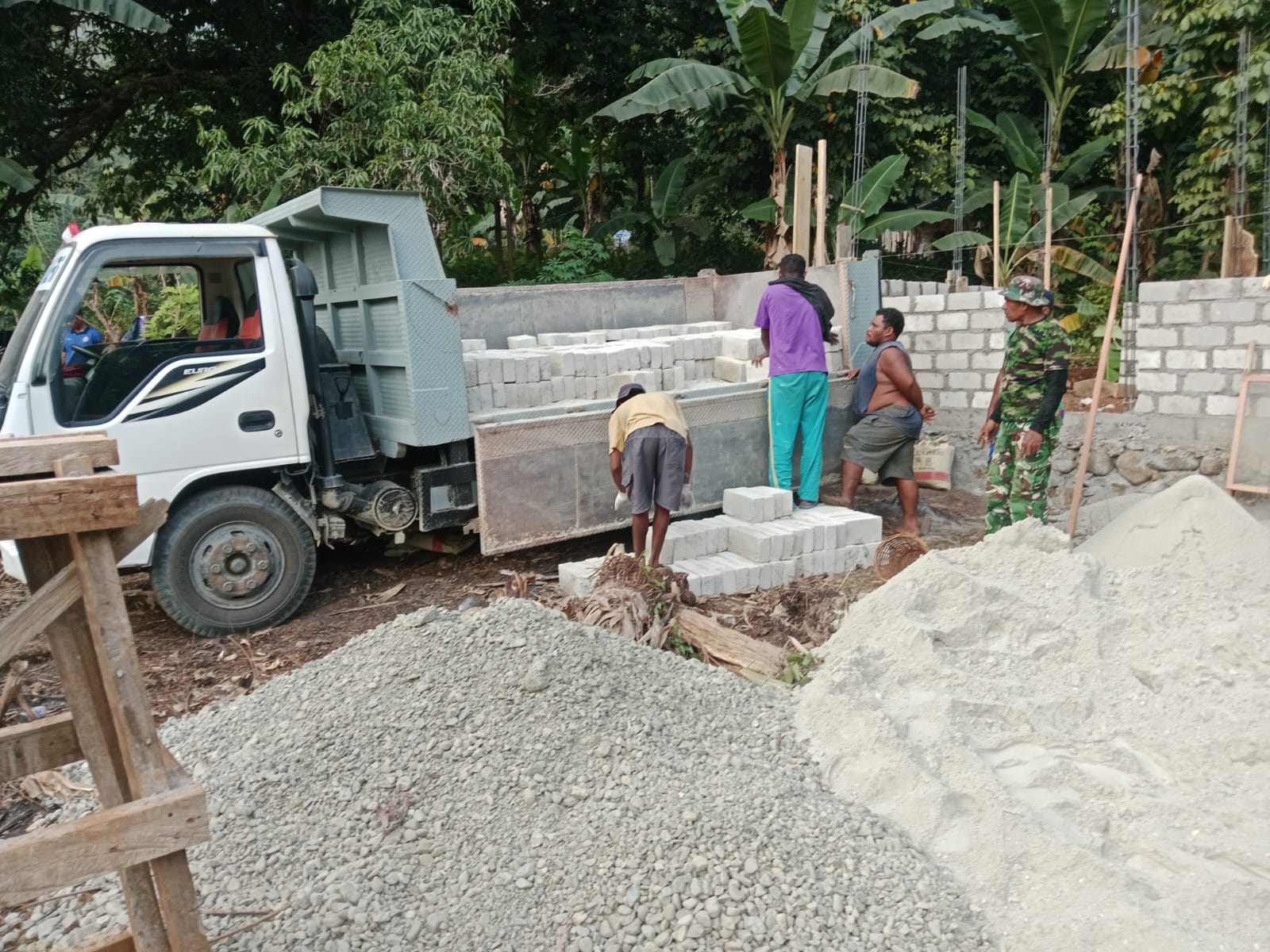 Proyek Pembangunan Masyarakat Dusun Seri Digojlok oleh Satgas TMMD Ambon
