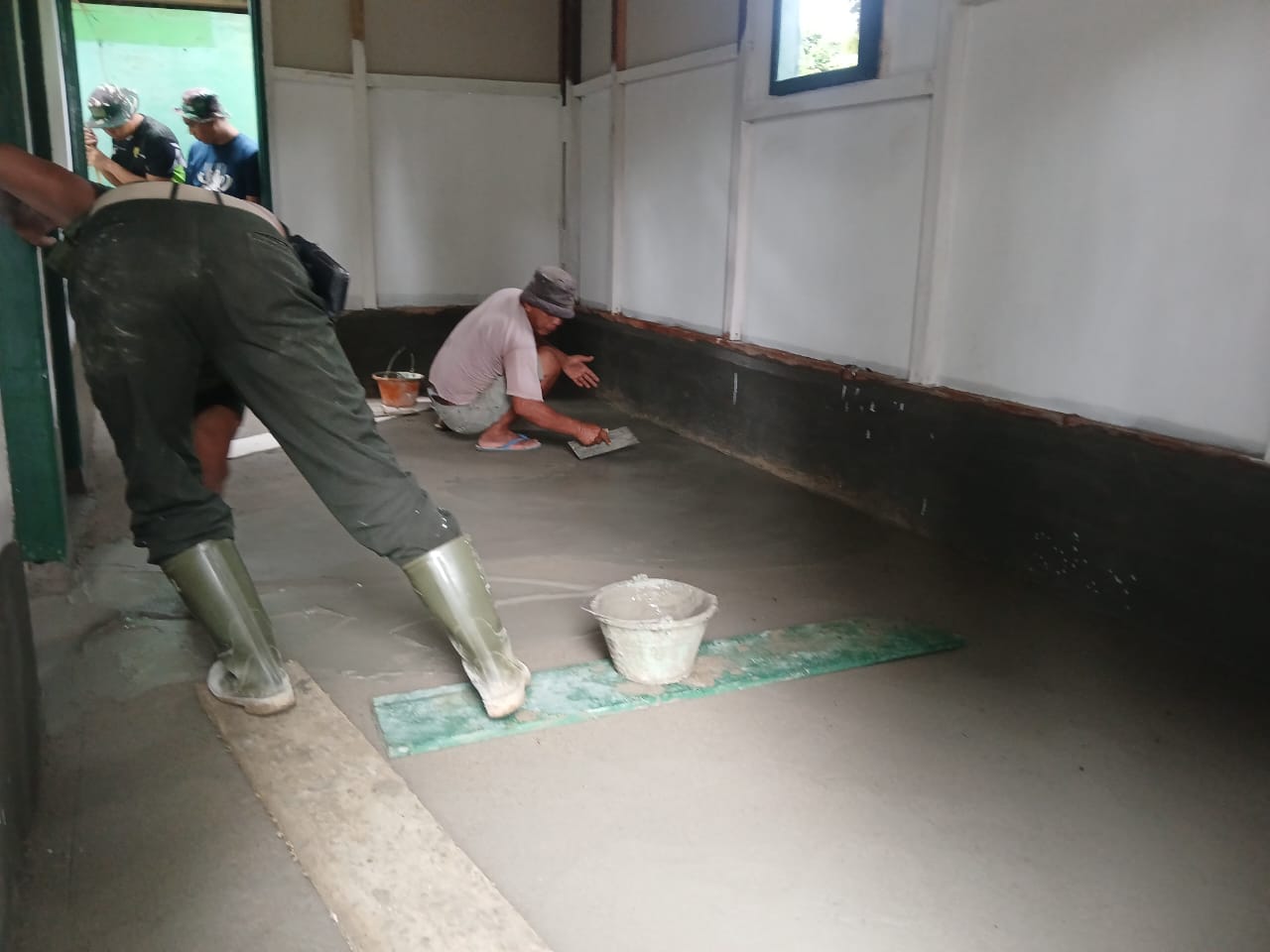 Dari Lantai Rusak Menjadi Lebih Rapi, Satgas TMMD Kebut Pembangunan RTLH Suroto