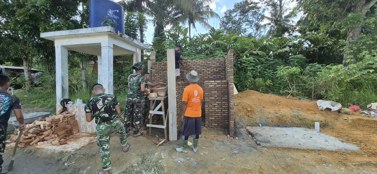 Proyek MCK di Lapangan Mutiara, Dukungan TNI untuk Warga