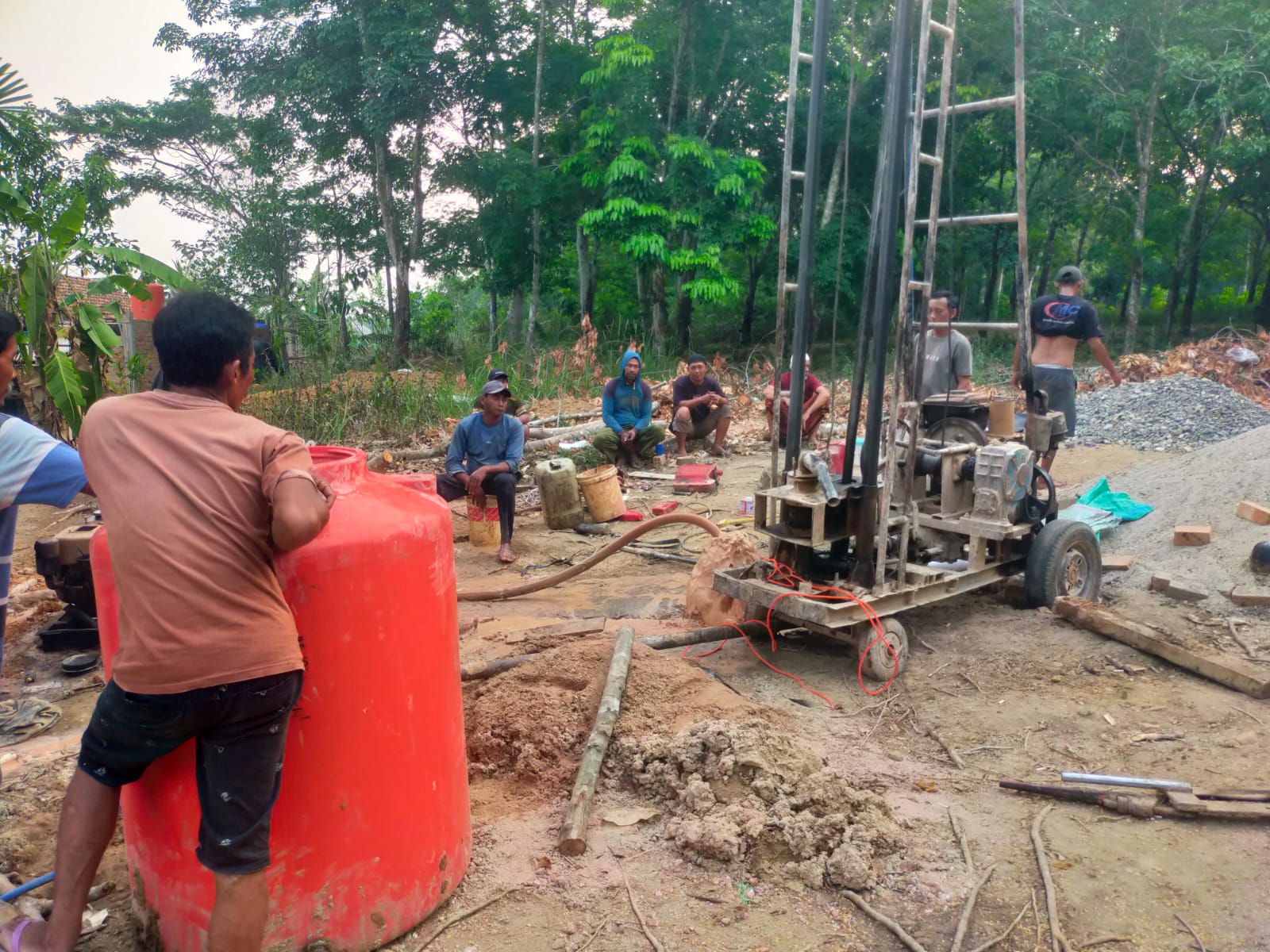Kebersamaan Masyarakat dan TNI Melaksanakan Proyek Sumur Bor di Gunung Sangkaran