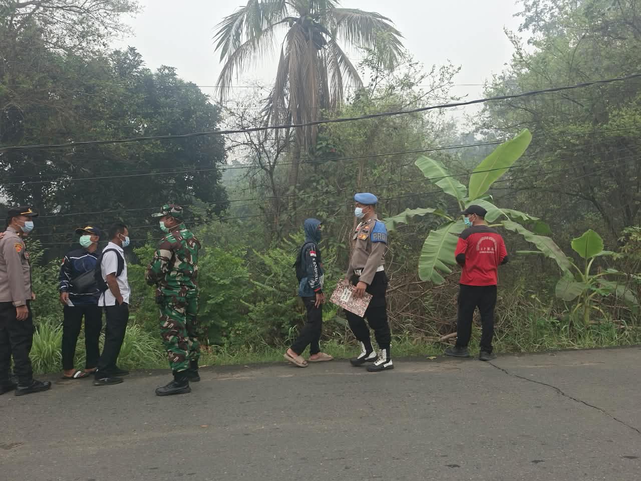 Kegiatan Patroli dan Sosialisasi Karhutla oleh Babinsa Koramil 1012-01/Karau Kuala