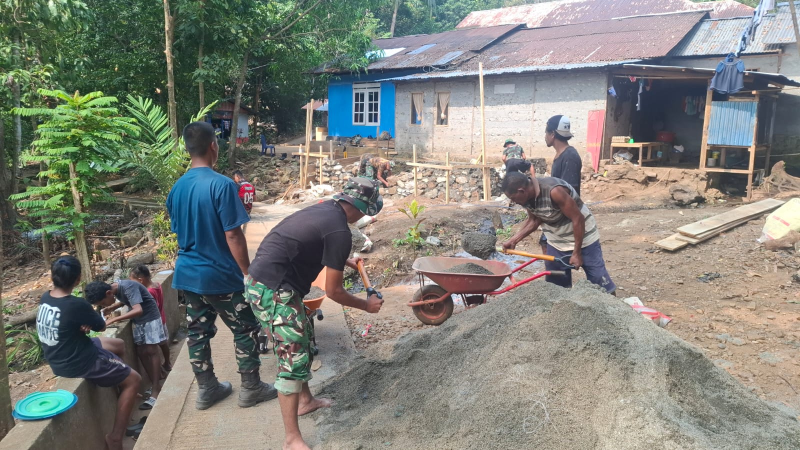 Semangat Gotong Royong TNI dan Warga Warnai TMMD ke-130 di Ambon