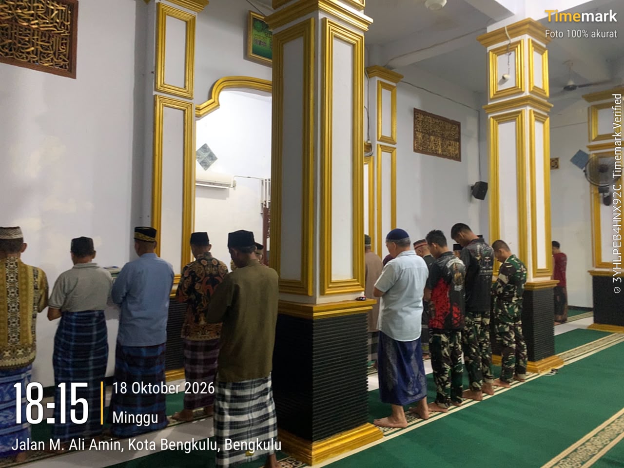 Di Tengah Padatnya Pekerjaan Fisik TMMD ke-130 Kodim 0407/Kota Bengkulu, Anggota Satgas Sempatkan Ibadah