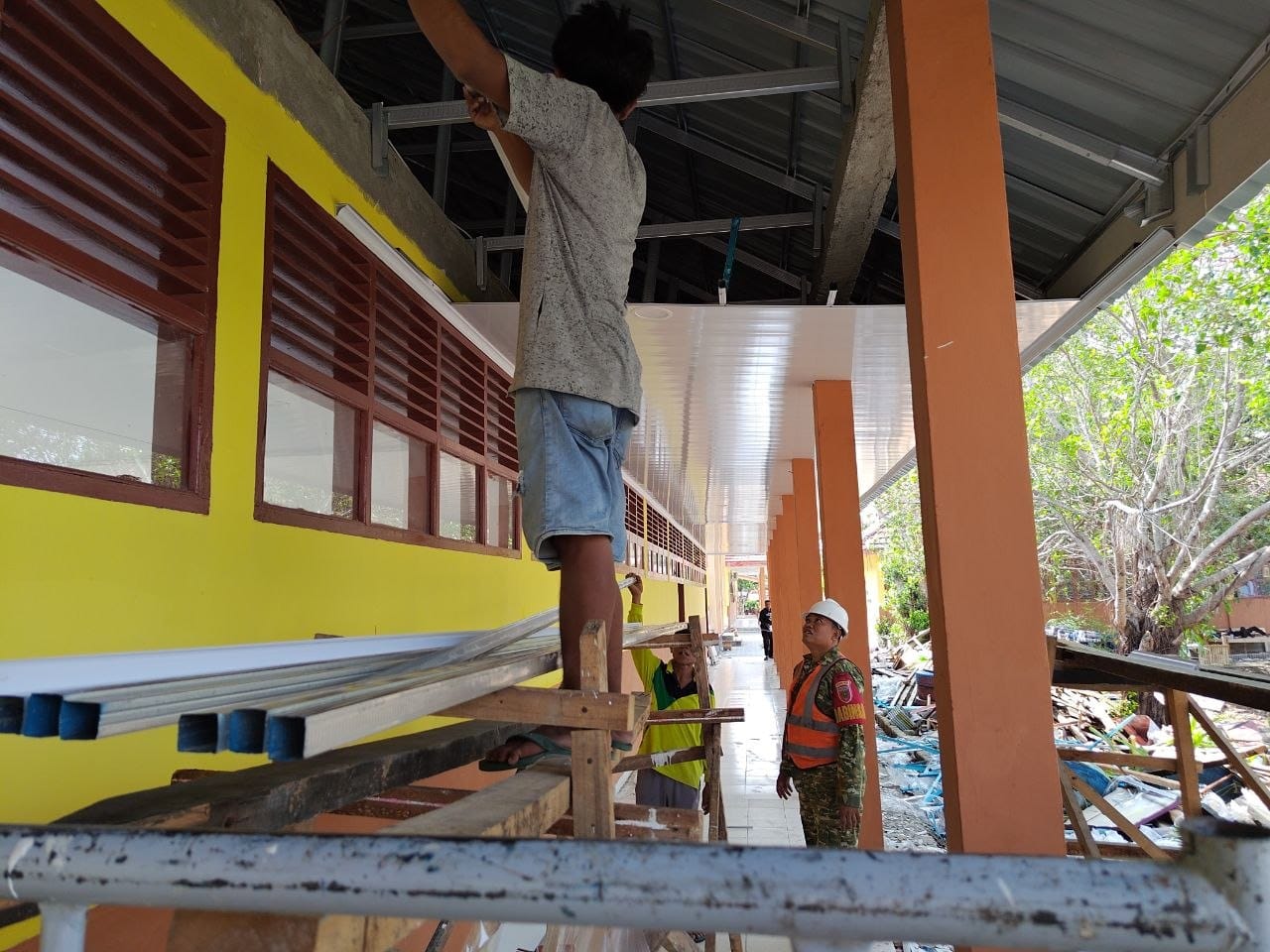 TNI Berperan dalam Revitalisasi SMKN 5 Sidrap yang Capai 70 Persen