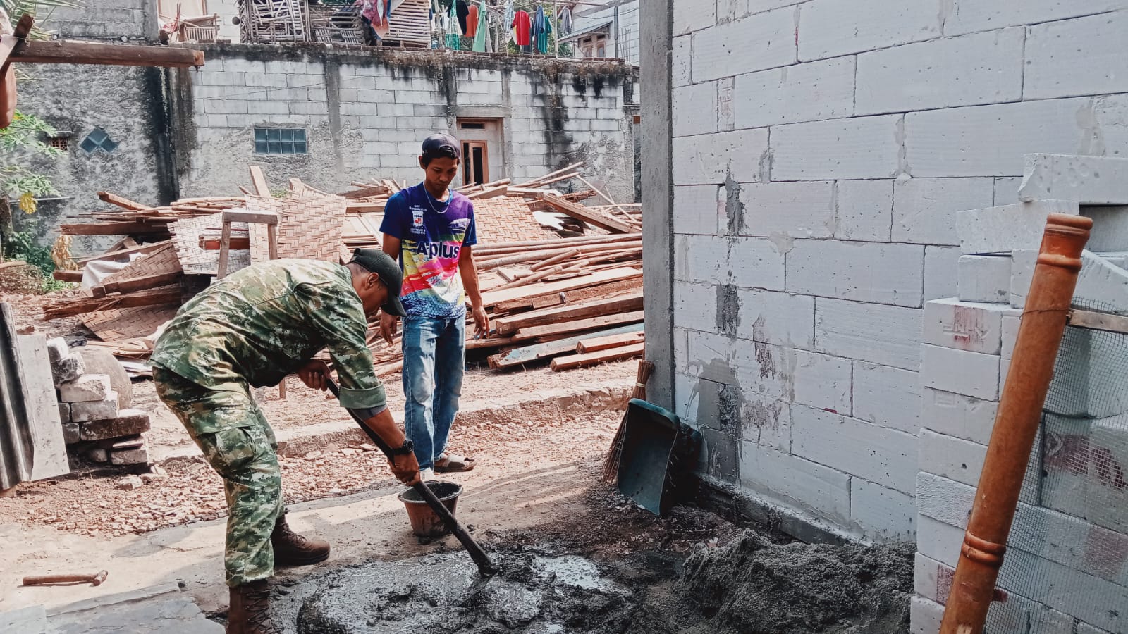 Dinding Rumah Ibu Misti Mulai Diplester, Satgas TMMD Tigaraksa Terus Genjot Pembangunan RTLH