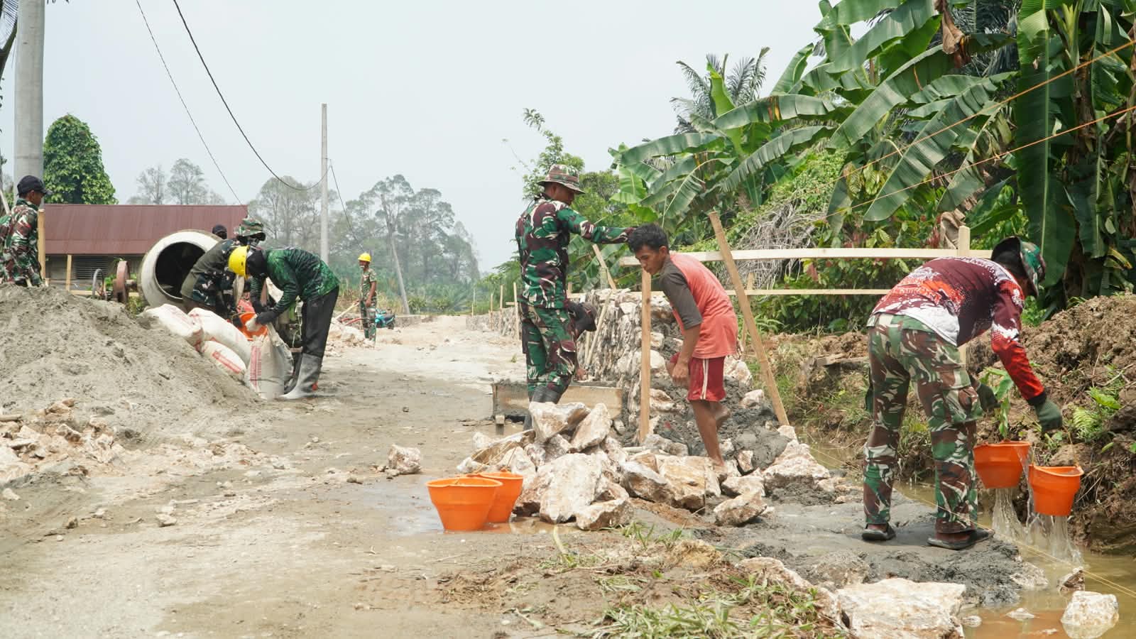 Bersatu Dalam Pembangunan: Satgas TMMD Kodim 1403/Palopo Hadapi Cuaca Ekstrem
