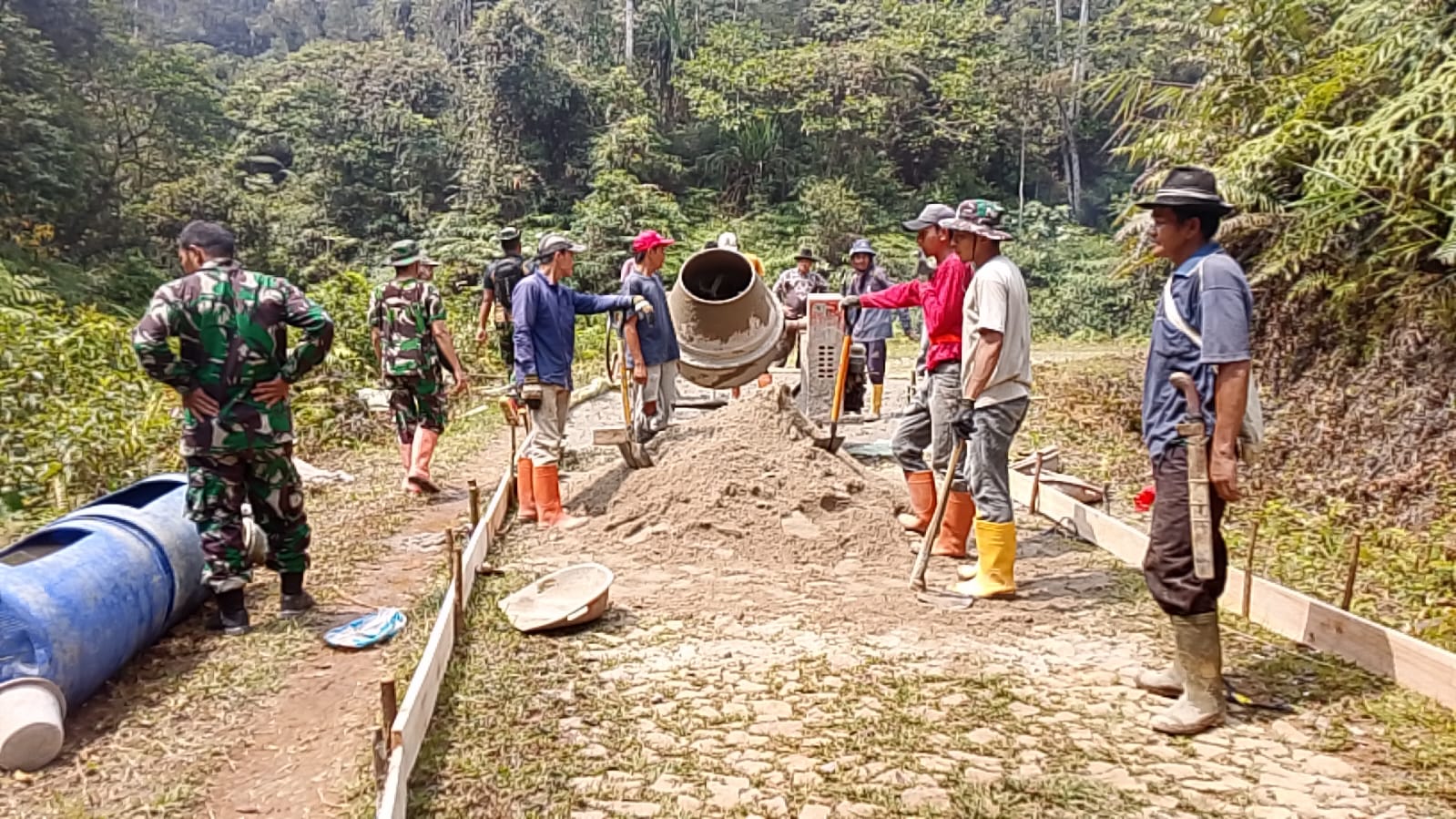 Satgas TMMD Ke-130 Kodim 0603/Lebak Bersama Masyarakat Gotong Royong Melaksanakan Pengecoran Jalan di Citorek