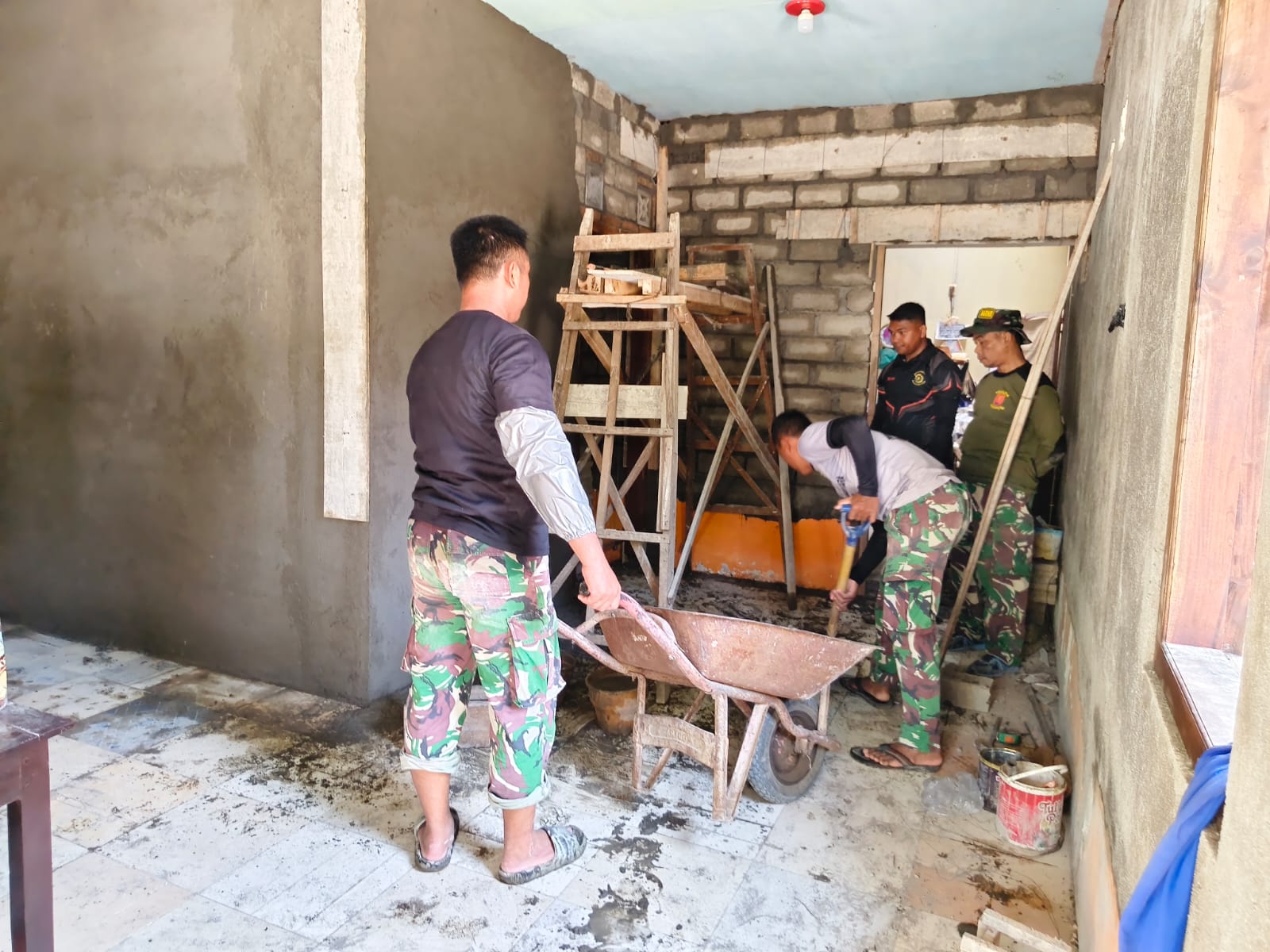 Perbaiki Kualitas Hunian Warga, Satgas TMMD 130 Tulungagung Plester Dinding Rumah Bapak Atim