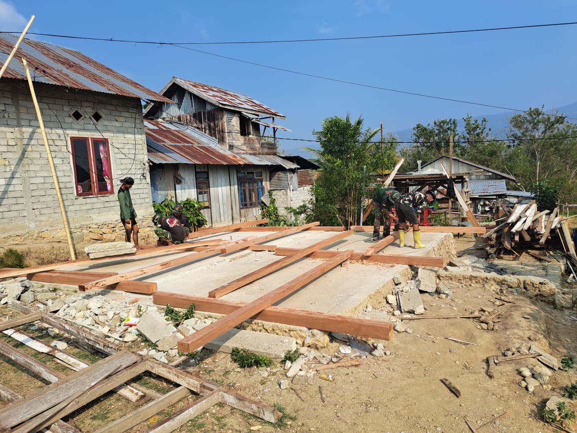 TNI Laksanakan Program Rehabilitasi Rumah Warga Demi Kesejahteraan di Poso