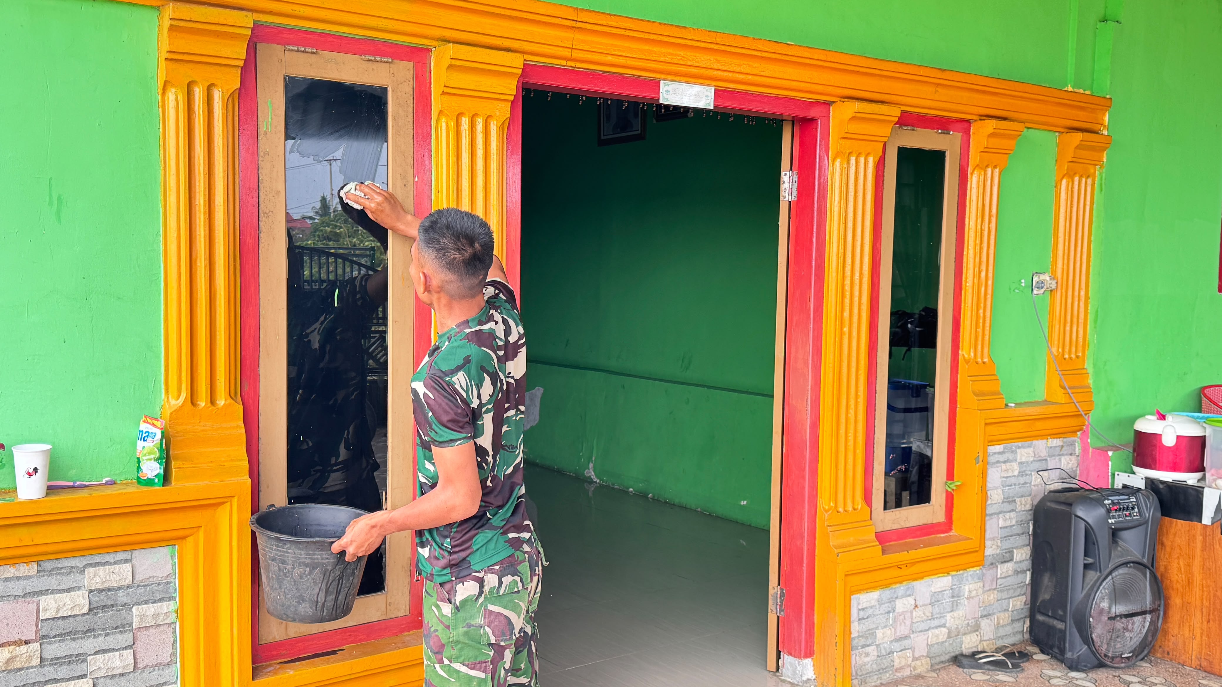 Pembersihan Lingkungan oleh TNI dan Masyarakat di TMMD Ke-130 Kota Bengkulu