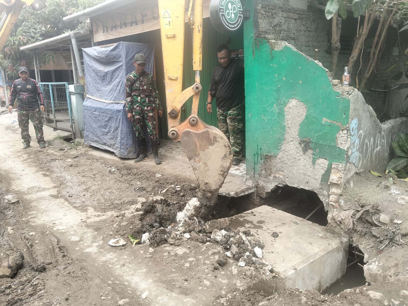 Perkuat Infrastruktur Desa, Satgas TMMD Tigaraksa Lanjutkan Pengurukan Gorong-Gorong