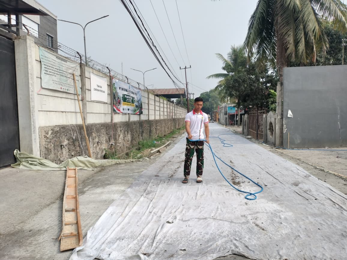 Perawatan Jalan Pasca Pengecoran, Satgas TMMD Jaga Kualitas Infrastruktur