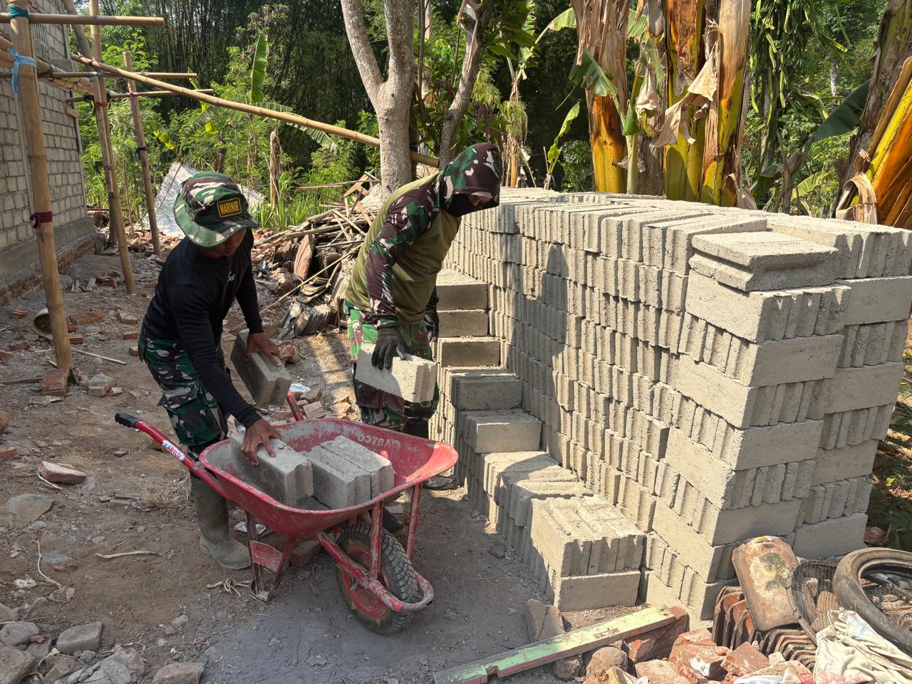 Semangat Kebersamaan Memperkuat Pembangunan Rumah Bu Wiji di Desa Pojok