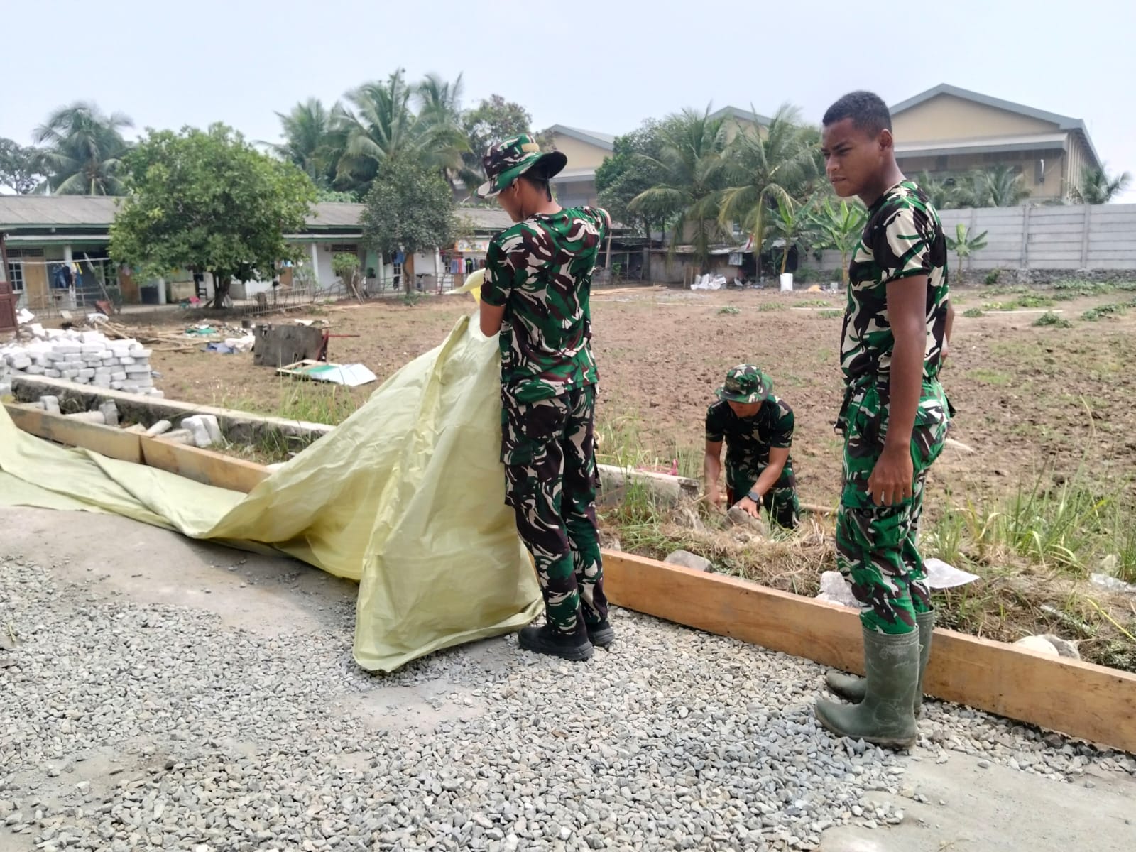 Ketelitian Pemasangan Bekisting oleh Prajurit TMMD Ke-130
