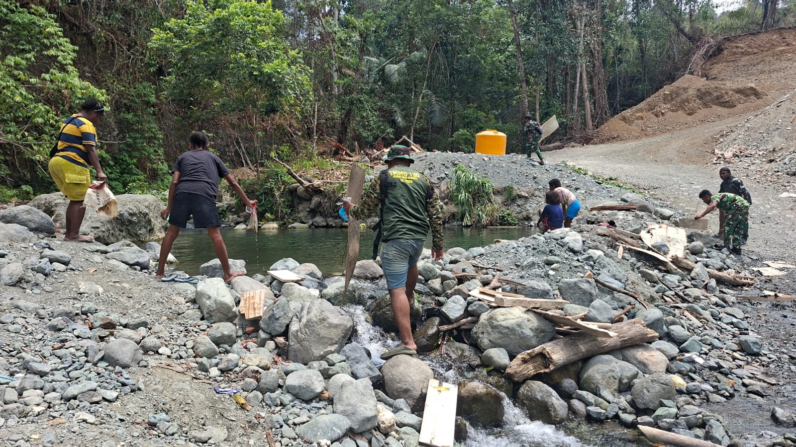 Kegiatan Satgas TMMD Ke-130: Bersama Warga Bersihkan Sungai Yamboi Kegiatan Satgas TMMD Ke-130: Bersama Warga Bersihkan Sungai Yamboi
