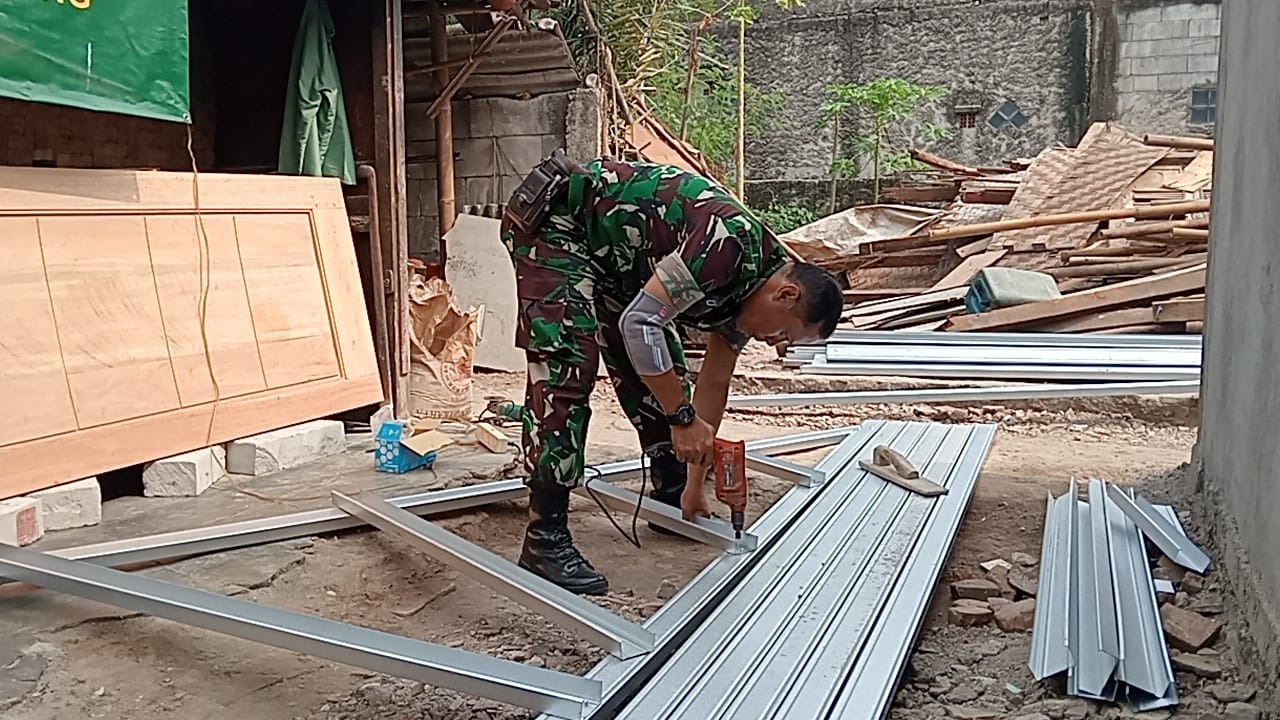 Satgas TNI Tingkatkan Proyek Renovasi Rumah Ibu Misti di Tangerang