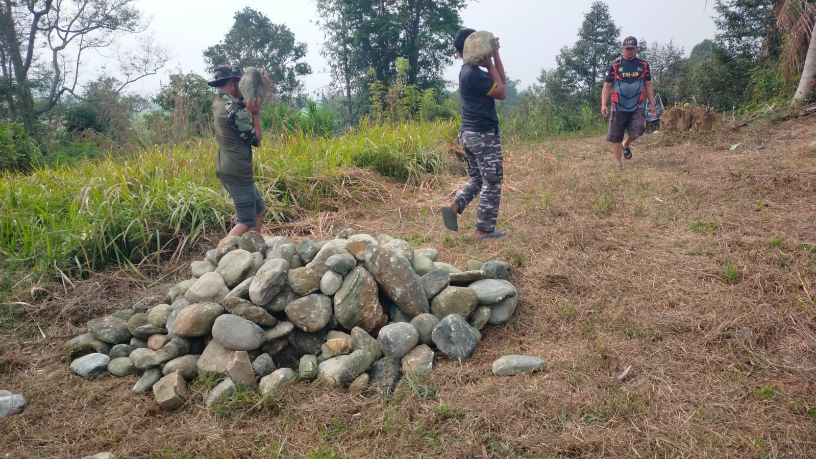 Gotong Royong Siapkan Material, Batu untuk MCK Umum TMMD ke-130 Tiba di Desa Leboni