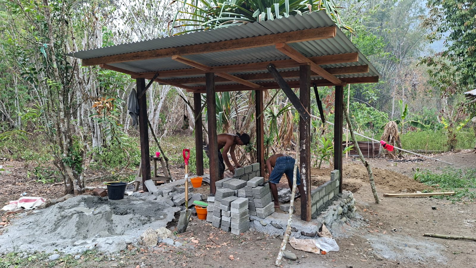 Pemasangan Dinding MCK Dimulai, Satgas TMMD Kodim 1808/Mansel Kencangkan Pembangunan Sanitasi