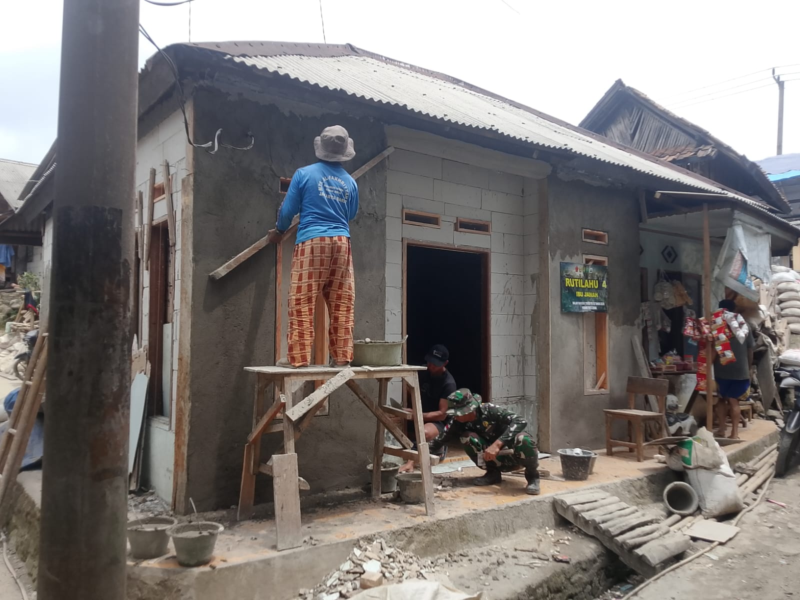 Wujudkan Hunian Layak, Satgas TMMD ke-130 Kodim 0603/Lebak Kerjakan Rutilahu di Kampung Cibengkung