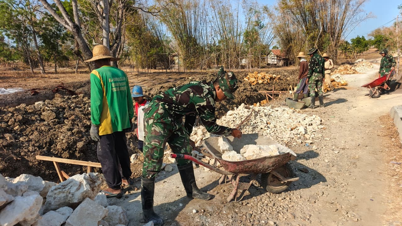 Keterlibatan TNI dan Warga Ciptakan Drainase demi Mendukung Pertanian Kotalon