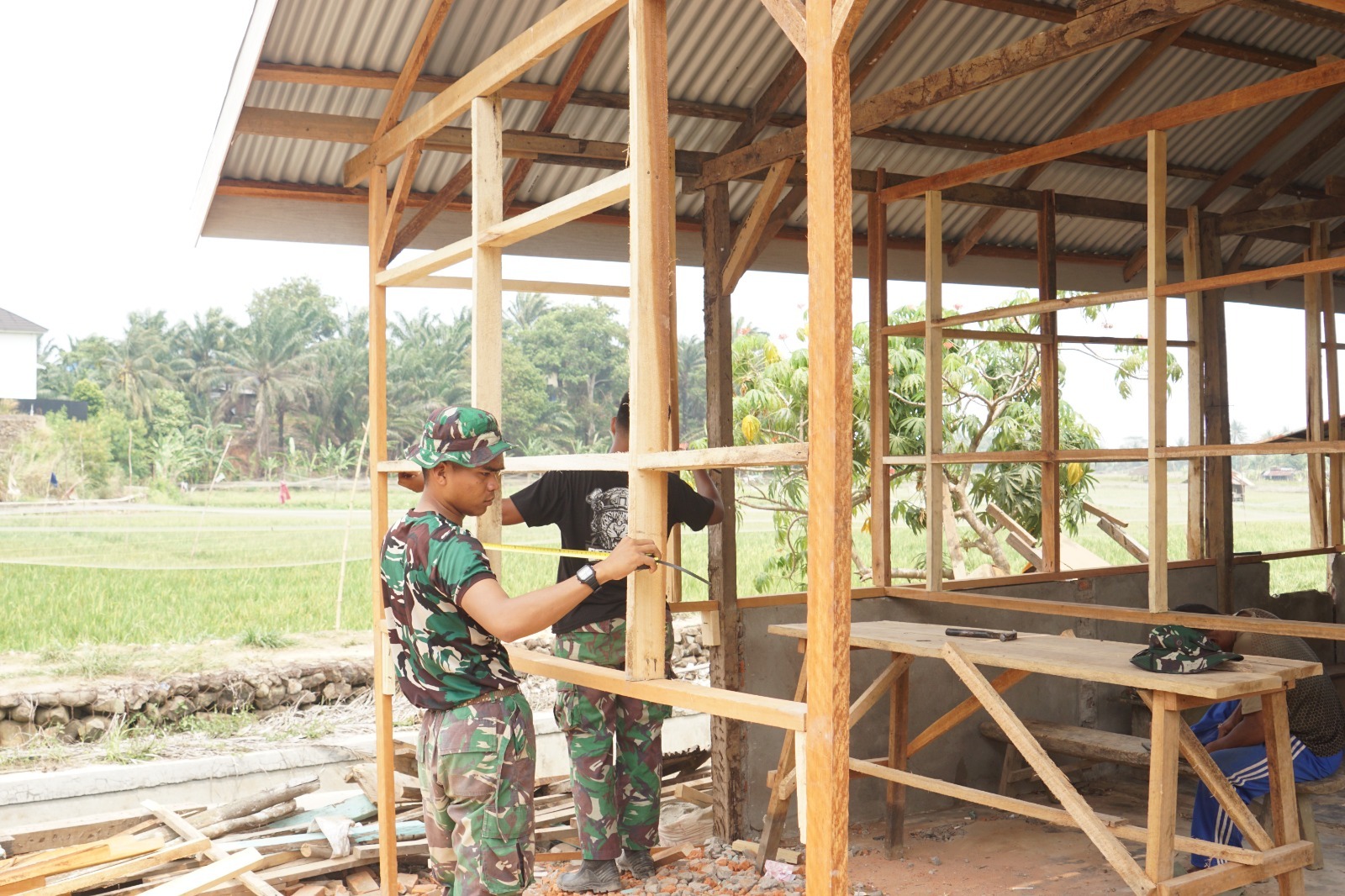 Kolaborasi TNI dan Warga Bawa Perubahan pada Proyek Rehab RTLH di Bengkulu