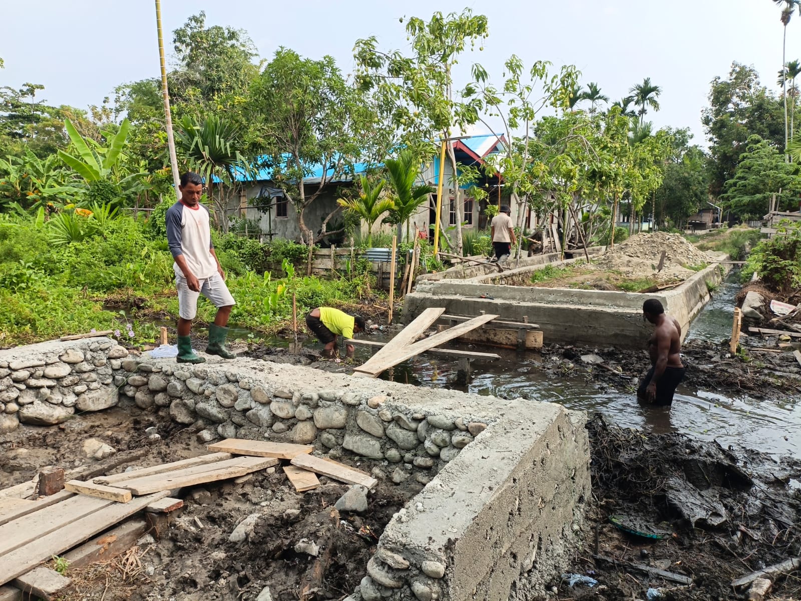 Jembatan Yamboi: Upaya Bersama TNI dan Warga Hadapi Medan Sulit